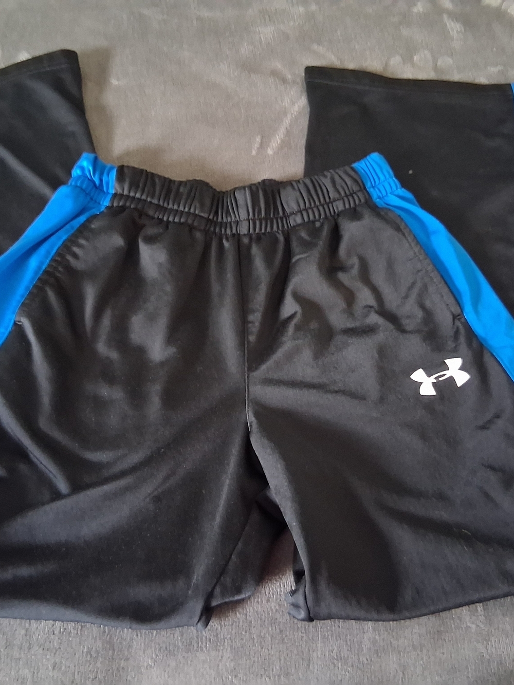 Under Armour Boys Black Blue Athletic Pants with Blue Panels Logo print Youth L
